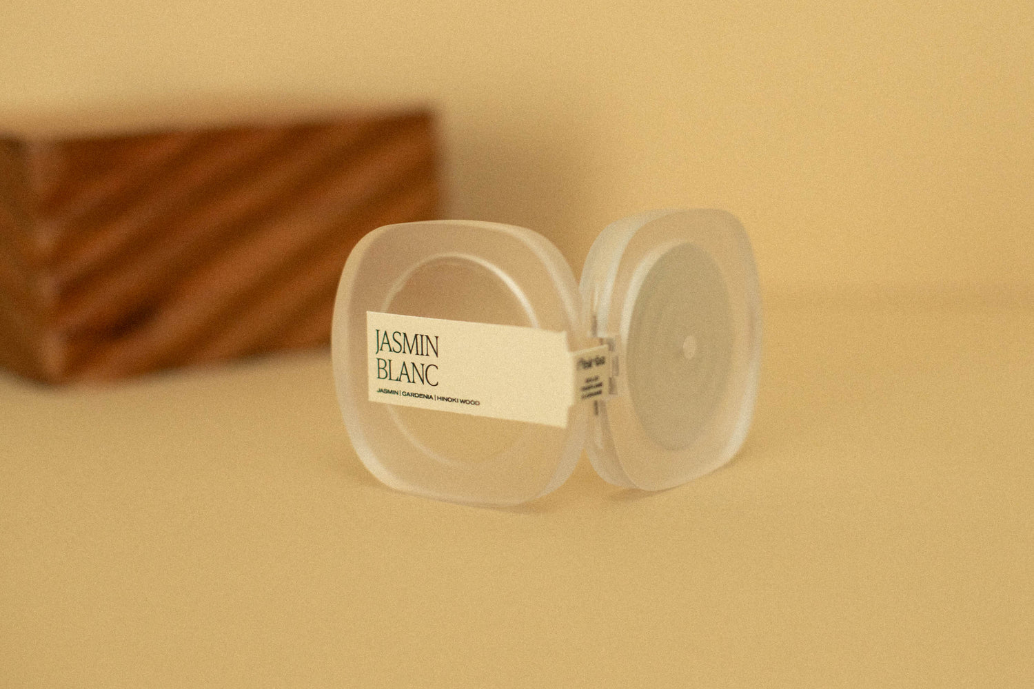 Jasmin Blanc - The Compact